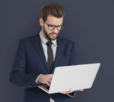 Studio dizüstü kullanarak iş adamı