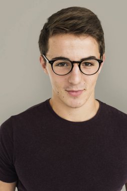 Gözlük erkekte varlıklarını