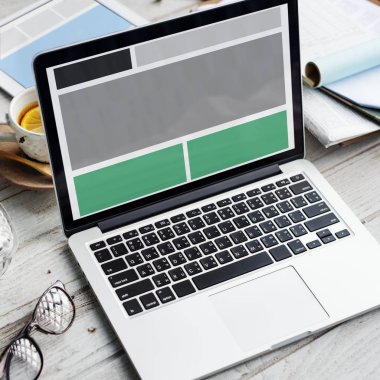 çalışma alanı tablo açılan laptop