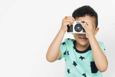  Kağıt kamera tutan çocuk