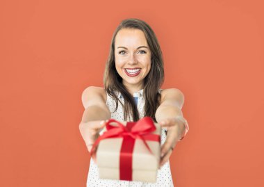 genç bir kadın tutarak hediye 