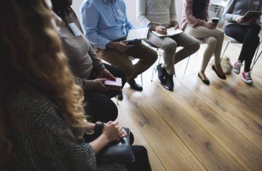 İnsanlar iş toplantısı yapıyor.