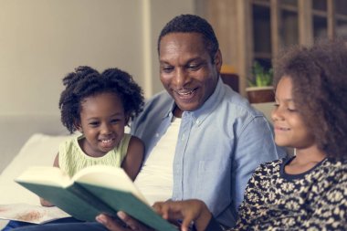 kız babası ile kitap okuma