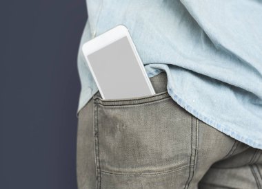 insanlar pantolon cebinde cep telefonu