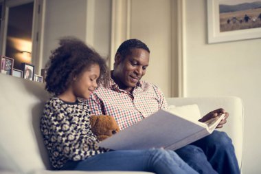 Fotoğraf albümü ile babası izlerken kız