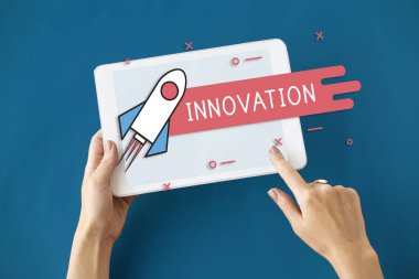 Dijital tablet kullanan kişi.