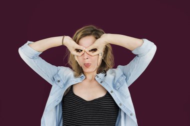 Palyaçoluk yapıyor kadın