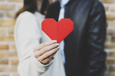 Çift holding kırmızı kalp