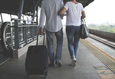 Üst düzey çift, yürüyüş tren istasyonu