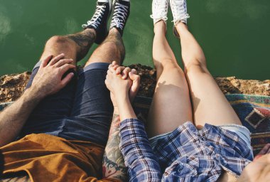 El ele tutuşan çift