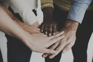 ekip eller ile birlikte