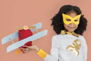  Kağıt uçakla oynayan kız