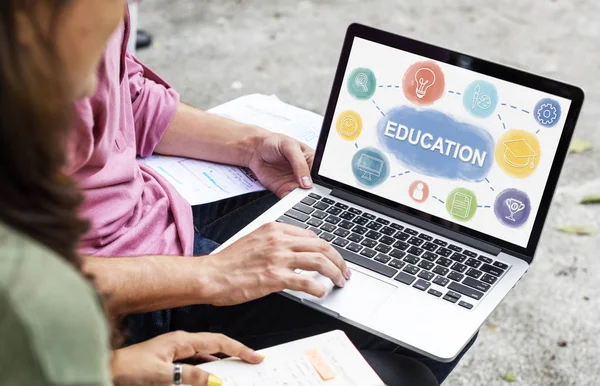 Student som använder bärbar dator. — Stockfoto