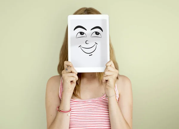 Donna che copre il viso con tavoletta digitale . — Foto Stock