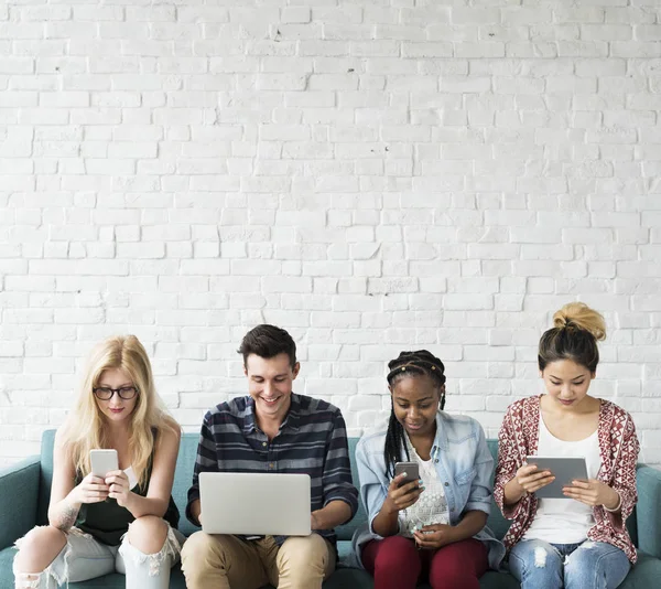 Junge Menschen nutzen digitale Geräte — Stockfoto