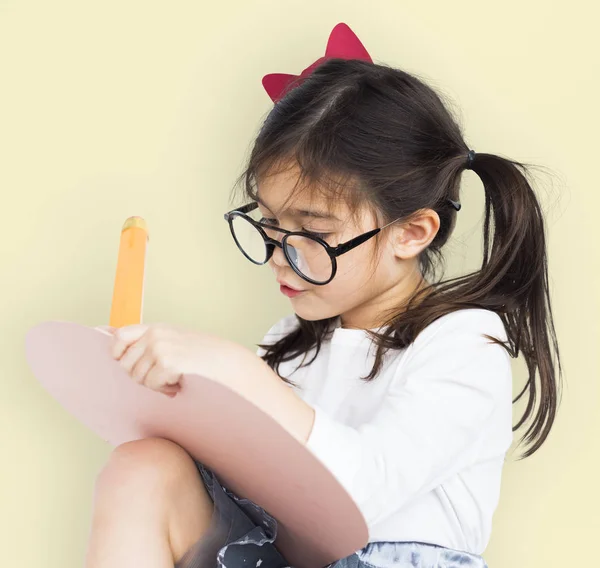 Dívka s velkými tužka — Stock fotografie