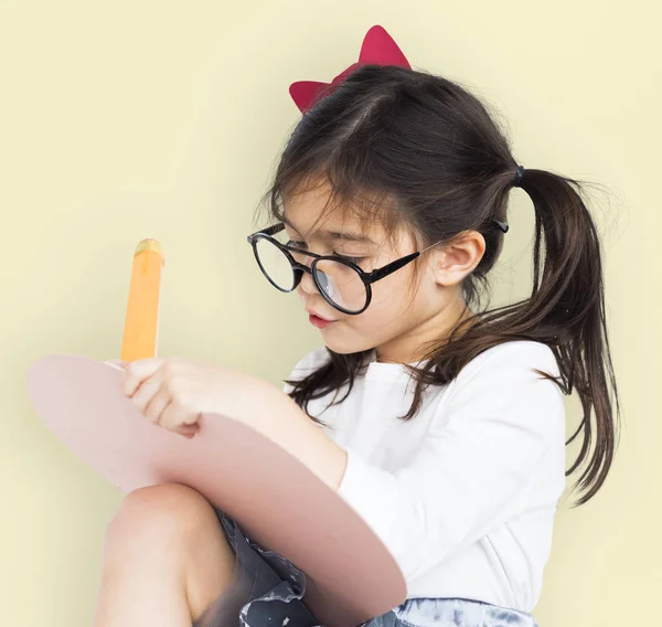 Meisje met grote potlood schrijven — Stockfoto