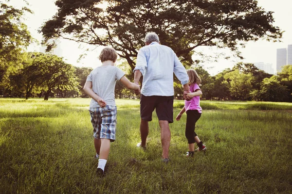Семья проводит время в парке — стоковое фото