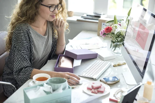 女性のオフィスのコンピューターを使用して — ストック写真