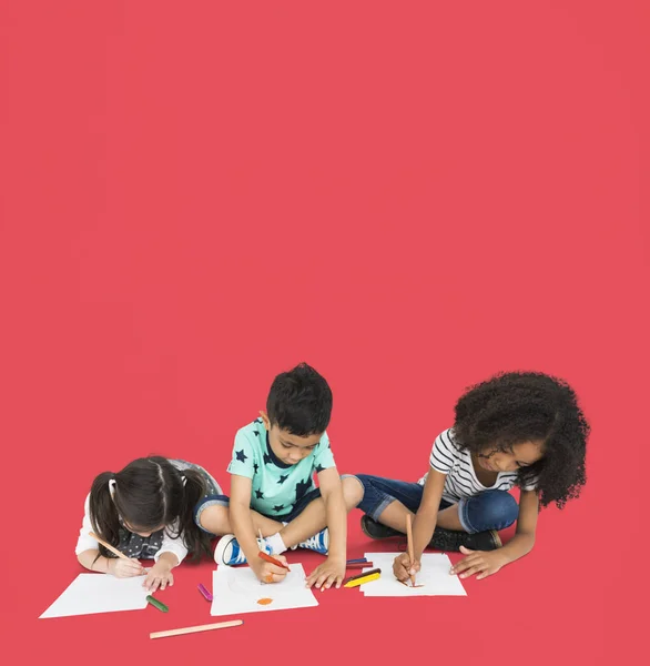 Niños dibujando con lápices — Foto de Stock