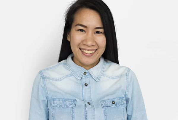 Junge lächelnde asiatische Frau — Stockfoto