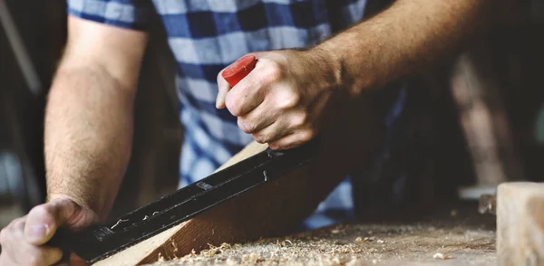 Craftman sawing in workshop — Stock Photo, Image