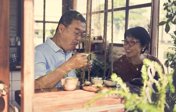 Жінка і чоловік насолоджуються вечерею — стокове фото