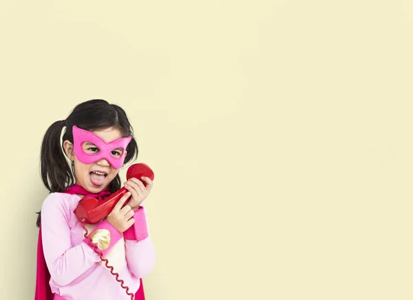 Mädchen telefoniert — Stockfoto