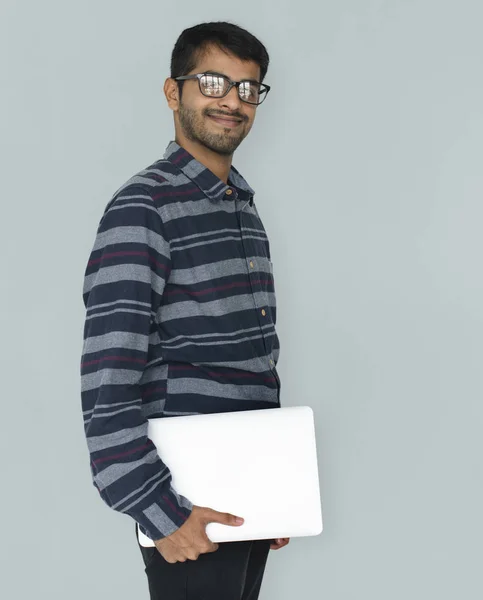 Indiano homem segurando laptop — Fotografia de Stock