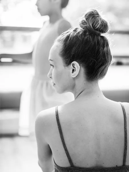 Entrenamiento de bailarina de ballet en la escuela —  Fotos de Stock