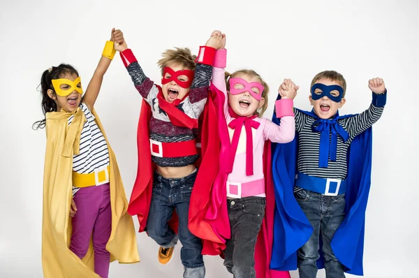Barn i superhjälte dräkter — Stockfoto