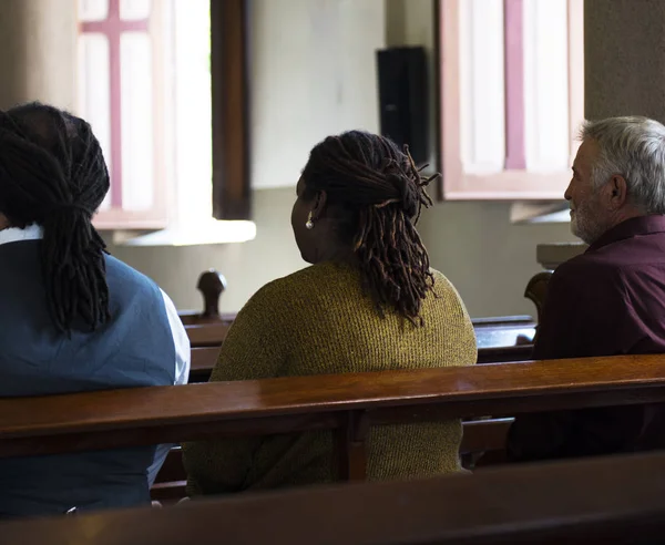 Gruppe von Menschen in der Kirche — Stockfoto