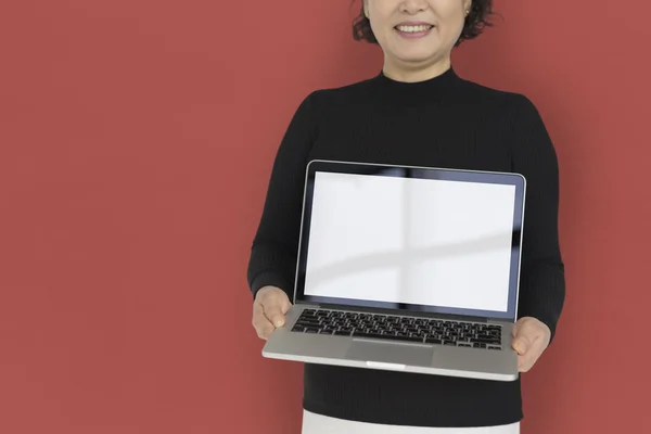 Азиатская женщина держит открытый ноутбук — стоковое фото