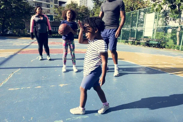 Familj spelar basket — Stockfoto