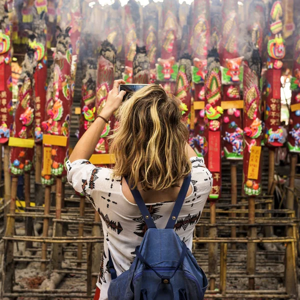 Femme prenant une photo du temple — Photo