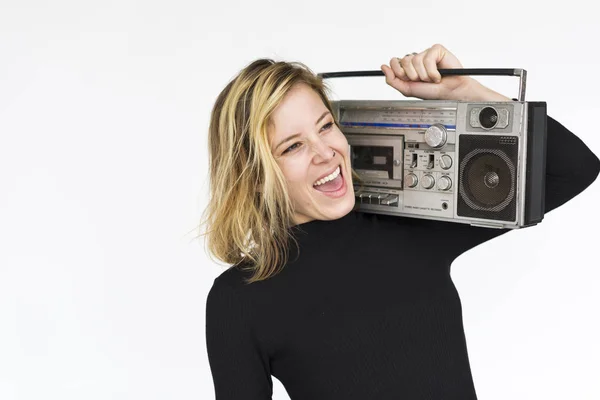 Жінка тримає музичний автомат — стокове фото