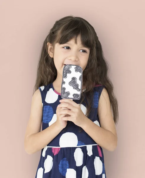 Menina com sorvete de papel falso — Fotografia de Stock