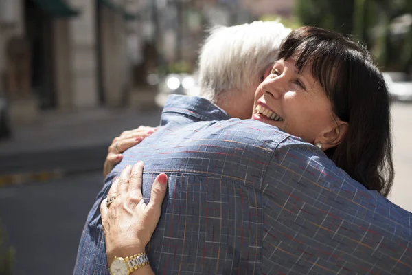 Pareja mayor abrazándose entre sí — Foto de Stock