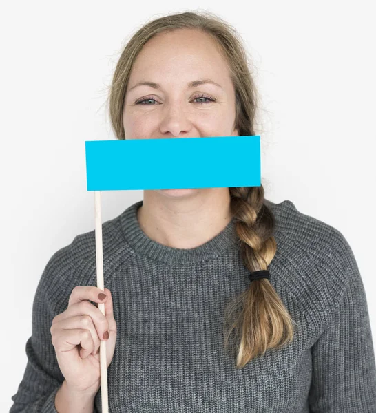 Mulher segurando bandeira cobrindo boca — Fotografia de Stock