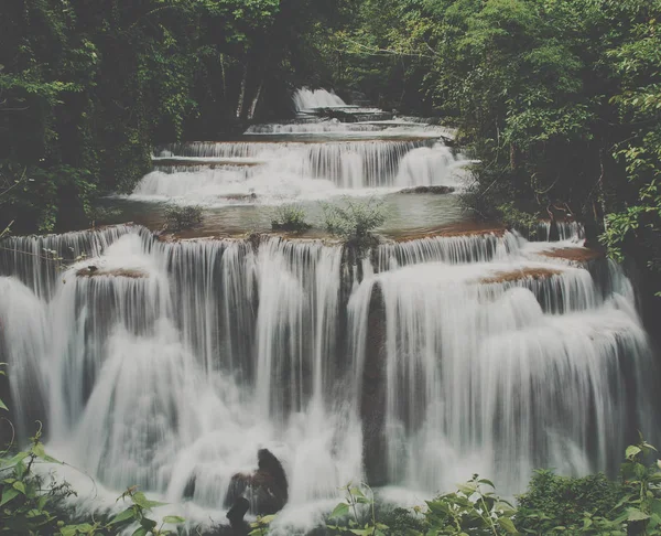 Cascata da cachoeira na selva — Fotografia de Stock