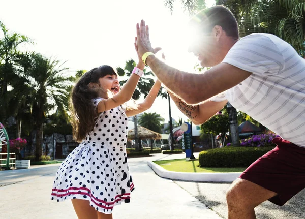 Padre dando hija alta cinco — Foto de Stock