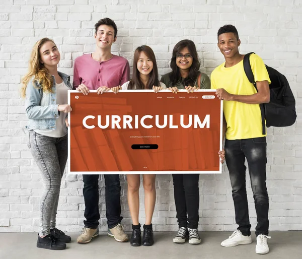 Estudantes multiétnicos com cartaz — Fotografia de Stock