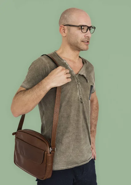 Homme portant un sac à main brun — Photo