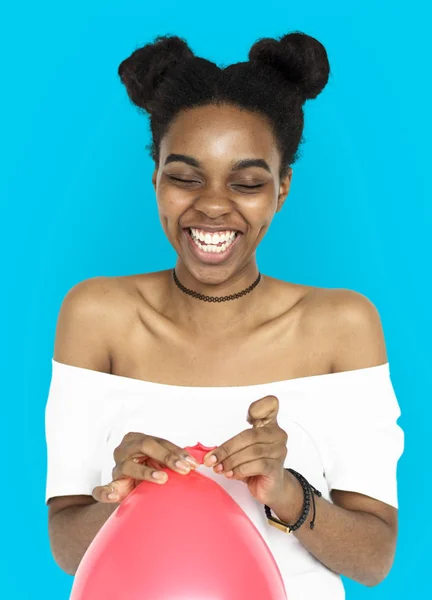 Speelse jonge Afrikaanse vrouw — Stockfoto
