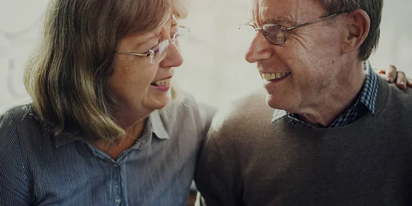 Idősebb pár együtt mosolyogva — Stock Fotó