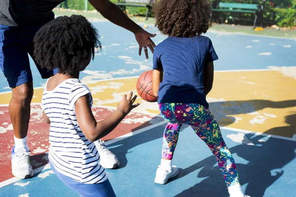 Pai jogando basquete com filhas — Fotografia de Stock