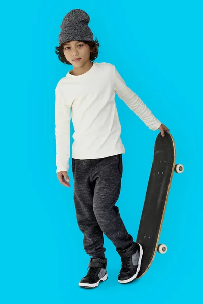 Stylový chlapec s skateboard — Stock fotografie
