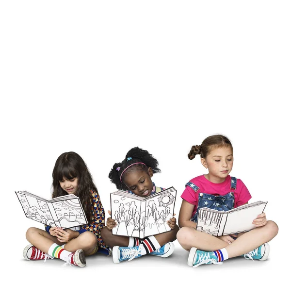 Enfants lisant des livres en papier — Photo