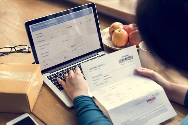 Vrouw met laptop — Stockfoto