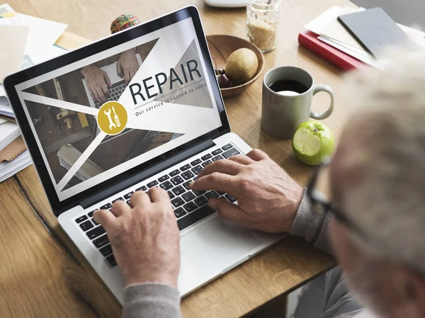 Man using laptop — Stock Photo, Image